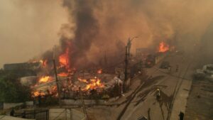 Des incendies au Chili font au moins 15 morts et déplacent 50 000 personnes. El título no debe