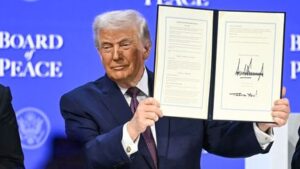 Conseil de paix : Donald Trump signe la charte fondatrice de linstance, en compagnie dune