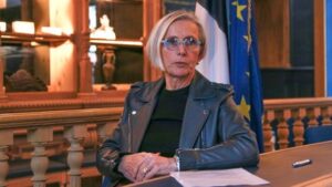 La maire de Romans-sur. El título no debe incluir ningún código HTML o etiquetas como , ni