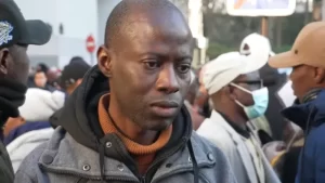 Au moins 400 personnes rendent hommage à El Hacen Diarra, décédé en garde à vue à Paris. El