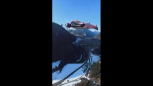 250 km/h dans les airs : lémergence des hommes volants. El título no debe incluir ningún