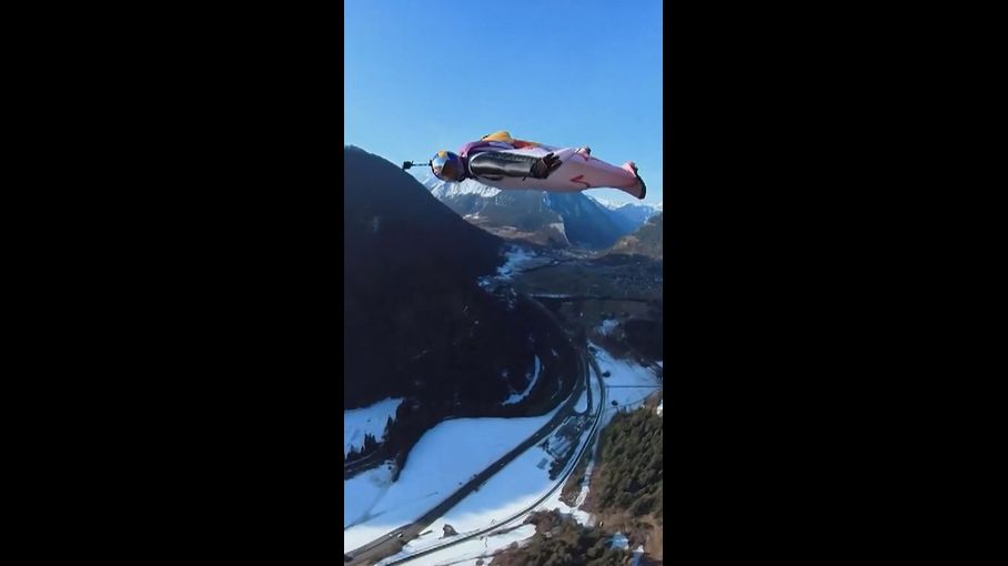 250 km/h dans les airs : lémergence des hommes volants. El título no debe incluir ningún