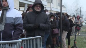 Jai fait la queue pendant quatre heures : le nouveau centre de santé en Seine-et. El título no