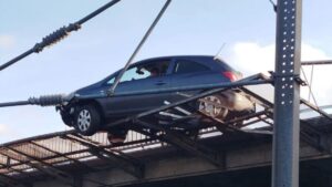 Le trafic interrompu entre Le Havre et Paris en raison dune voiture suspendue aux caténaires de