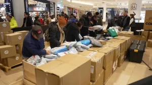10 minutes pour sélectionner à laveugle : une vente mystère de colis perdus à La Défense.