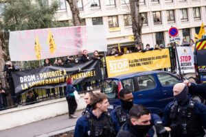 Des agriculteurs envahissent le ministère de lAgriculture à Paris, provoquant une vingtaine