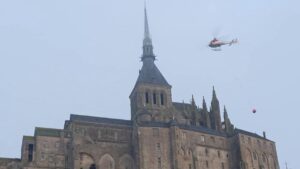 Restauration du Mont-Saint. El título no debe incluir ningún código HTML o etiquetas como , ni