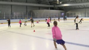 JO dhiver 2026 : le patinage artistique attire les jeunes à Troyes. El título no debe incluir