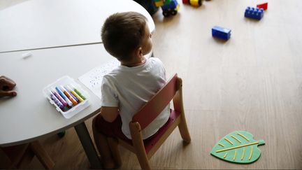 Un enfant de deux ans retrouvé dans la rue en chaussettes après sêtre échappé dune crèche