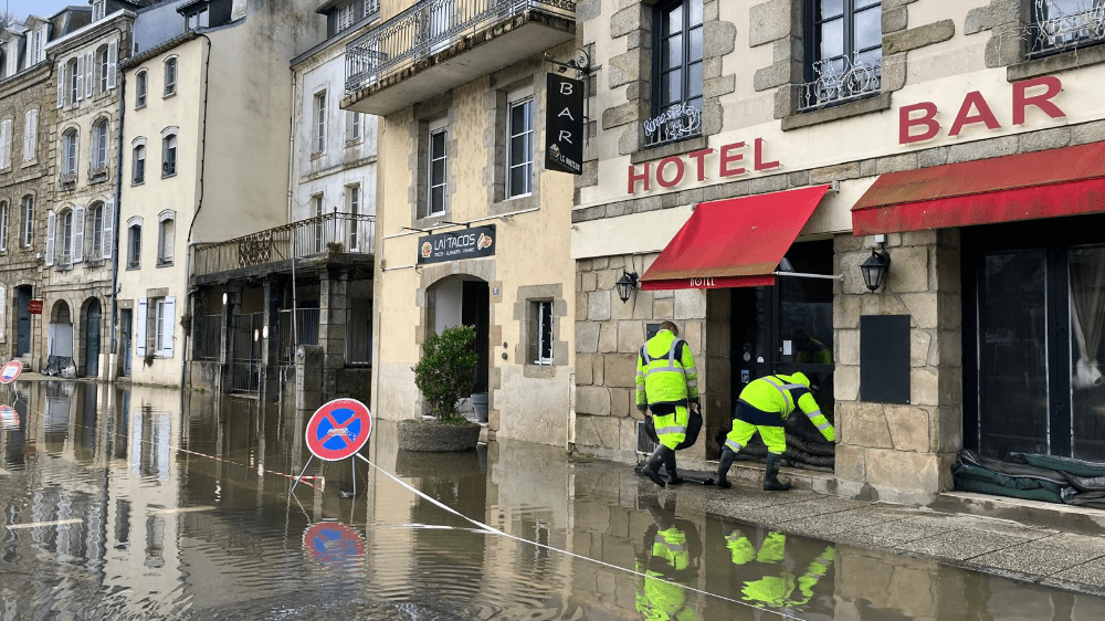 Inondations en Bretagne : la Laïta déborde à Quimperlé, suivez lévolution de la situation..
