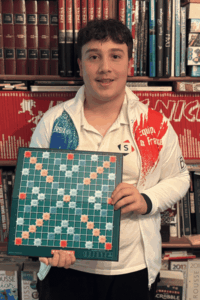 Julien, prodige de 13 ans, champion du monde : Le Scrabble, un jeu que lon associe souvent aux