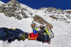 Ils ont dévalé 200 mètres de pente : deux skieurs miraculeusement rescapés dune avalanche