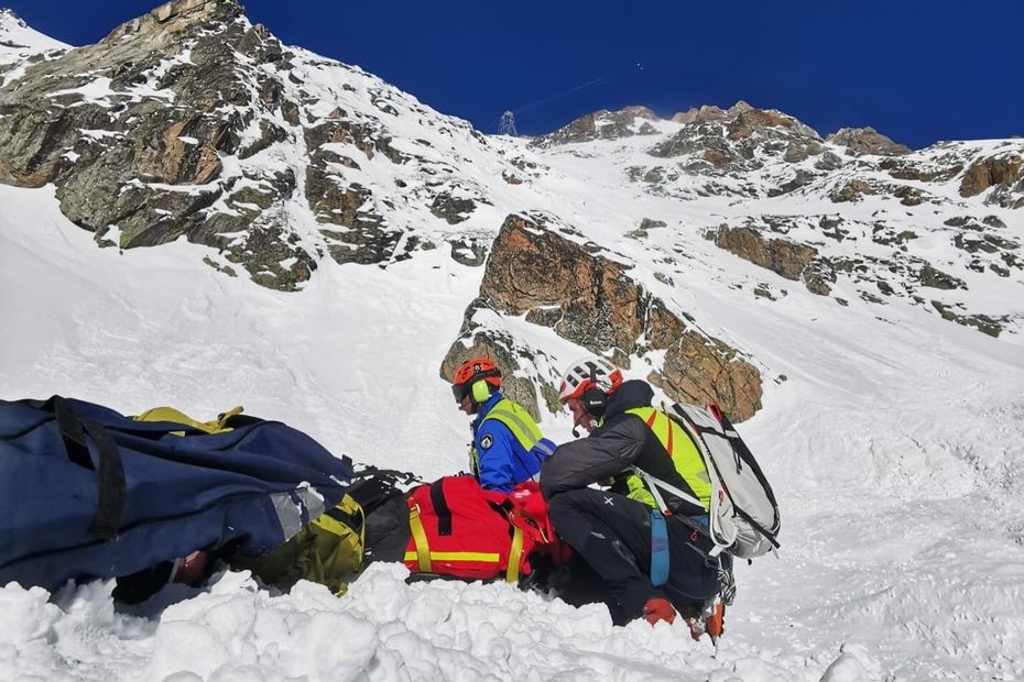 Ils ont dévalé 200 mètres de pente : deux skieurs miraculeusement rescapés dune avalanche