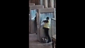 Casse du Louvre : images exclusives du vol des bijoux révélées par la vidéosurveillance. El
