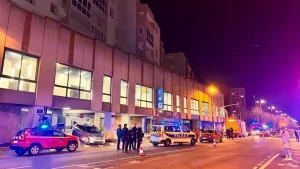 Une voiture senflamme dans le parking du centre commercial Place. El título no debe incluir