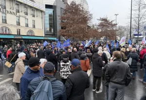 Manifestation à Paris : des figures de lextrême droite sallient avec le syndicat Alliance. El