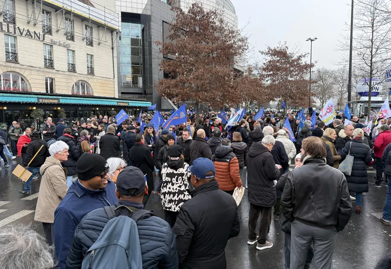 Manifestation à Paris : des figures de lextrême droite sallient avec le syndicat Alliance. El