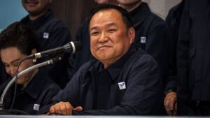 Le Premier ministre conservateur thaïlandais célébré pour sa victoire aux législatives. El
