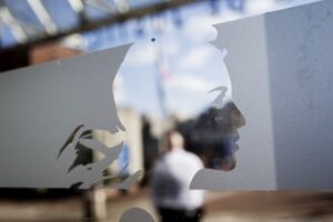 Cinq hommes jugés pour un double homicide à Saint. El título no debe incluir ningún código