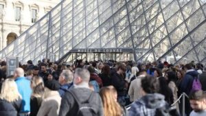 Une escroquerie massive à la billetterie : guides arrêtés et billets réutilisés au Louvre et