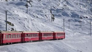 Un train déraille dans les Alpes suisses, laissant craindre des blessés, selon la police du