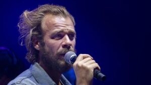 Cyril Mokaiesh : un chanteur entre mélodies et cris poignants. El título no debe incluir ningún