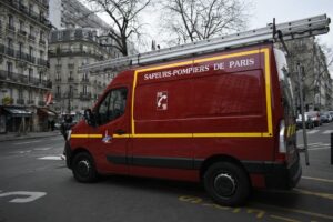 Un homme armé dun couteau menace un chauffeur de bus, la police intervient par des tirs.. El