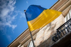 Les tactiques hybrides de la Russie : derrière le procès des tags de cercueils à Paris, des