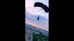 Sauts en parachute interdits : des audacieux se jettent au. El título no debe incluir ningún