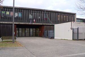 Un enfant de 7 ans menace son directeur avec un couteau pour ne plus être grondé. El título no
