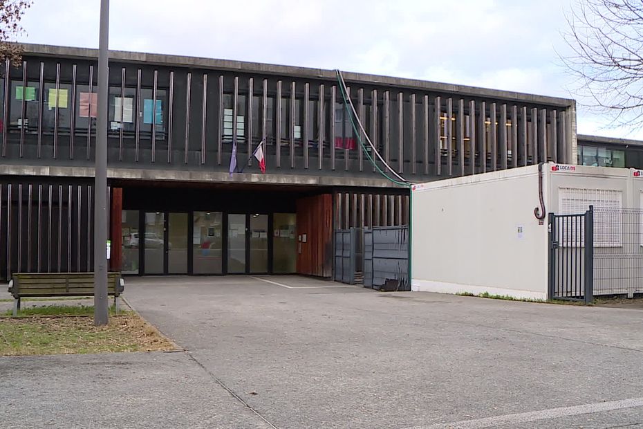Un enfant de 7 ans menace son directeur avec un couteau pour ne plus être grondé. El título no