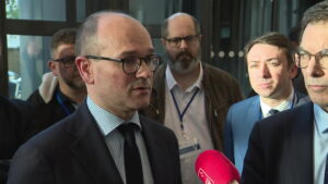 LÉtat soutiendra les projets de reprise pour garantir lavenir dArc France. El título no debe