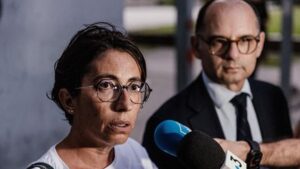 Dans la banlieue de Grenoble, la voiture de fonction de la maire dÉchirolles attaquée par des