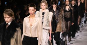 Retour à Fendi : Les leçons de Maria Grazia Chiuri lors de son premier défilé . El