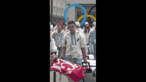 Les premiers athlètes arrivent dans les villages olympiques. El título no debe incluir ningún