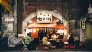 Au Japon, un repas tardif au restaurant entraîne désormais une facture plus élevée.. El título