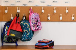 Suspension de neuf animateurs dune école maternelle à Paris pour violence physique :