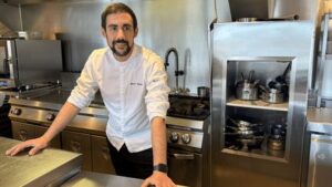 Thierry Renou du Patio à Arcachon célèbre la nomination de La Table de lOléa de Brice Tomico