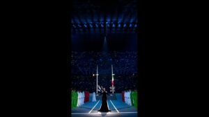 Laura Pausini interprète lhymne national italien lors de la cérémonie douverture des JO de