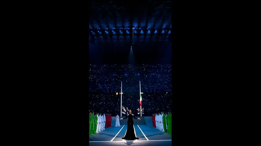 Laura Pausini interprète lhymne national italien lors de la cérémonie douverture des JO de