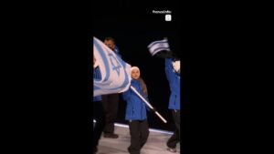 La délégation israélienne huée lors de louverture des JO de Milan. El título no debe incluir