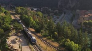 Voyage féerique à bord du train des merveilles à travers les Alpes. El título no debe incluir
