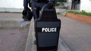 Une femme assassinée à Nice, son fils de 13 ans placé en garde à vue. El título no debe