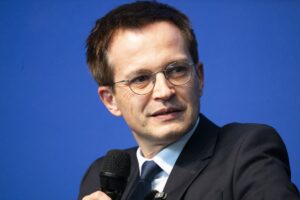 Tentative dingérence dans la campagne municipale à Paris : Pierre. El título no debe incluir