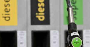 Flambée des carburants : les prix de lessence et du gazole comparés chez nos voisins européens.