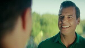 Alter ego : Laurent Lafitte excelle dans une comédie audacieuse et satirique. El título no debe