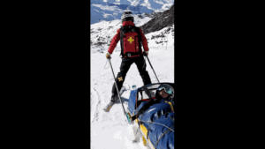 Pisteuse et barmaid : portrait de deux saisonnières dans une station de ski. El título no debe