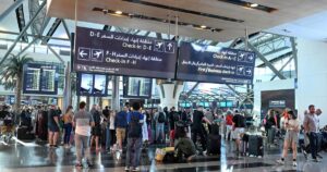Après une semaine de conflit en Iran, les Français bloqués au Moyen. Le titre ne doit inclure