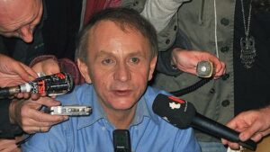 Michel Houellebecq, un écrivain qui suscite la controverse. El título no debe incluir ningún