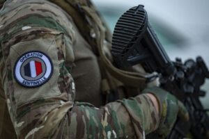 Ambassades dIran, dIsraël et des États. El título no debe incluir ningún código HTML o